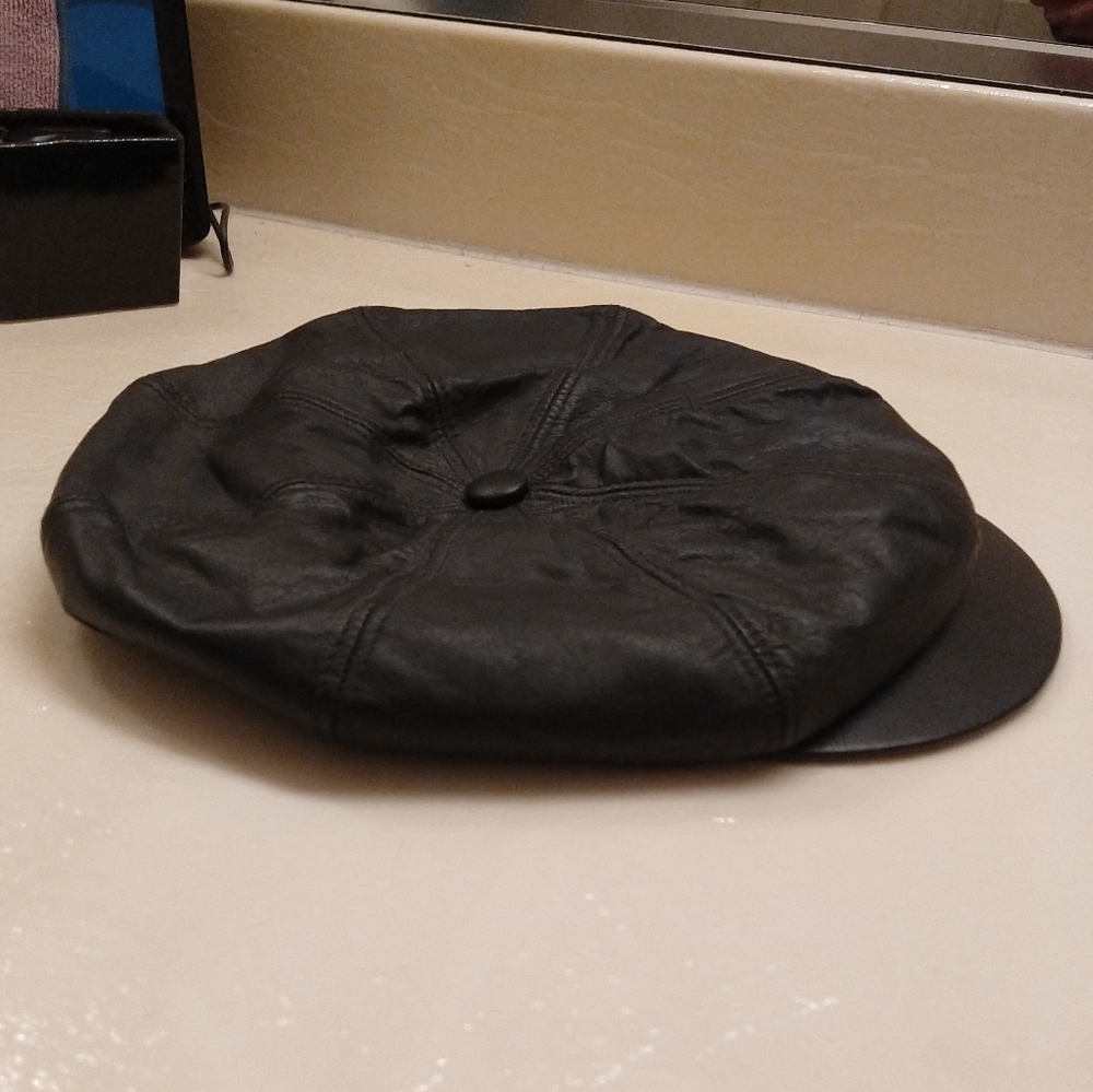 Harley-Davidson Vintage Black Leather Cap with Red Logo - Picture 11 of 15